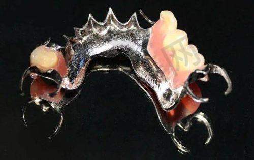 佩戴全口假牙后能马上正常吃饭吗？