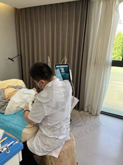 如何预约恩施美年华郑毅医生的超声炮项目？